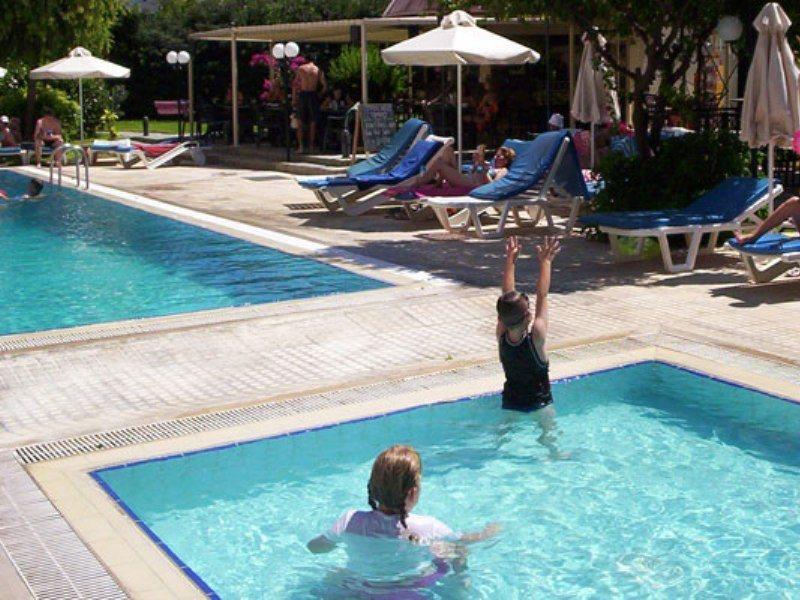 Jasmine Hotel Apartments Limasol Buitenkant foto